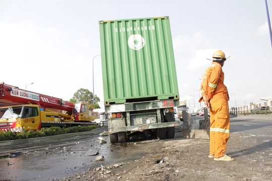 
Chiếc xe container ủi bay dải phân cách và gây tai nạn liên hoàn với các phương tiện đang lưu thông ngược chiều.
