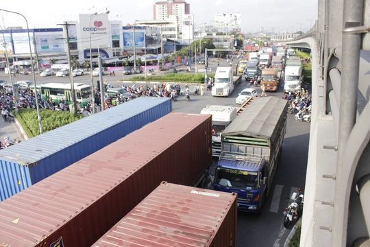 
Ngã tư Thủ Đức và xa lộ Hà Nội hướng từ Cát Lái về Suối Tiên kẹt cứng
