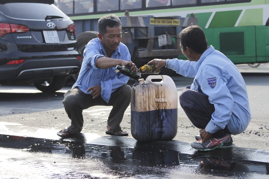 
Sau vụ tai nạn liên hoàn, hàng chục lít dầu nhớt chảy lênh láng ra mặt đường
