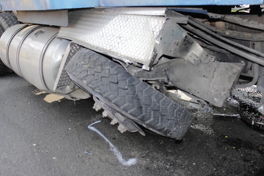 
Theo thông tin ban đầu, chiếc bánh xe bị nổ khi tài xế đang lưu thông với tốc độ cao lên cầu vượt là nguyên nhân gây tai nạn
