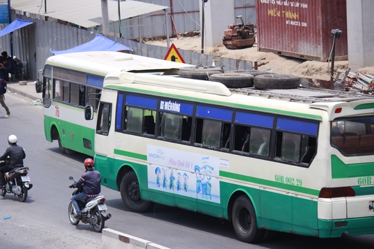 
Nhiều xe buýt tuyến 76, 12 thường xuyên mở tung các cửa sổ vì không có máy lạnh, khói bụi bay vào xe
