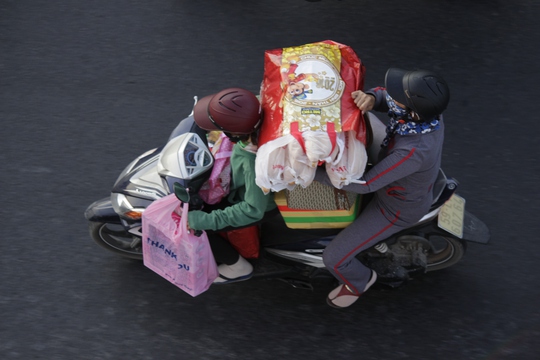 
Người dân lỉnh kỉnh đồ đạc, quà lưu niệm, đặc sản từ phương xa trở về TPHCM sau đợt nghỉ lễ giỗ tổ Hùng Vương.
