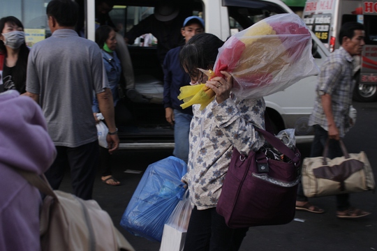 
Người dân nhọc nhằn khi phải chen chúc xuống xe khách tại bến xe Miền Đông để trở về nhà sau một kỳ nghỉ lễ.
