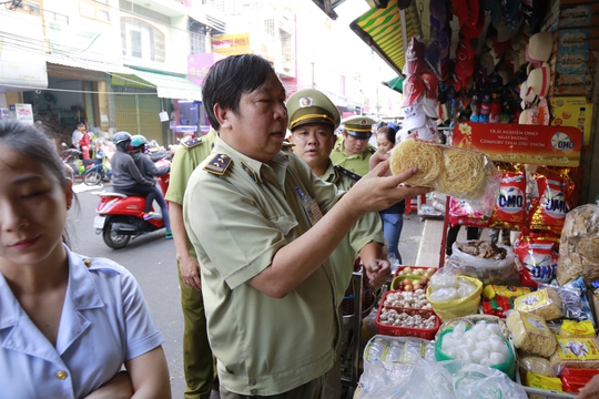 
Ông Nguyễn Thành Danh, Phó Chi cục trưởng Chi cục QLTT Bình Dương kiểm tra xuất xứ hàng hóa tại một cửa hàng ở chợ Thủ Dầu Một
