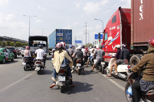 
Vụ tai nạn nhanh chóng khiến giao thông trên Xa lộ Hà Nội hướng trung tâm về Thủ Đức chết cứng hoàn toàn.
