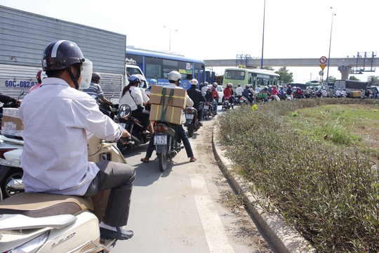 Tình trạng giao thông trên xa lộ Hà Nội hướng về Suối Tiên, kể cả đường phụ bên dưới dạ cầu đều chết cứng.