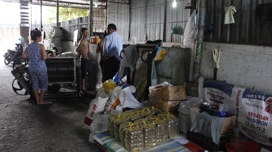 
Đoàn kiểm tra liên nghành an toàn vệ sinh thực phẩm đã bất ngờ kiểm tra, lập biên bản sai phạm của cơ sở sơ chế me bẩn.
