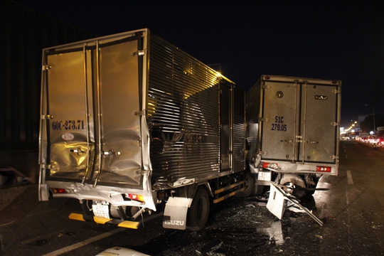 Hai chiếc xe tải nhỏ bị bẹp dúm, kẹp chặt vào nhau sau vụ tai nạn.