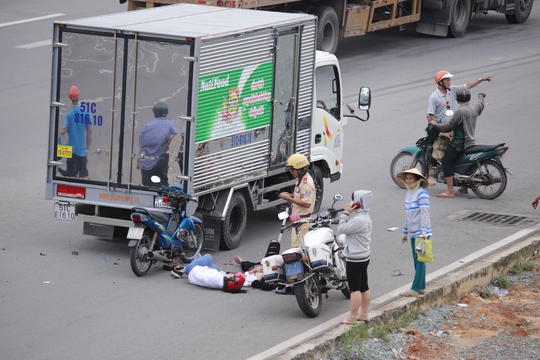 
Hai nạn nhân rơi vào tình trạng nguy kịch sau khi xảy ra va chạm.
