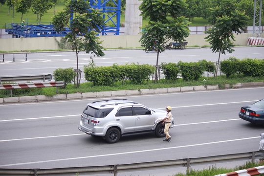 
Mặc dù CSGT ra hiệu lệnh dừng xe nhưng các tài xế ô tô vẫn tăng ga bỏ chạy, bỏ mặc nạn nhân.
