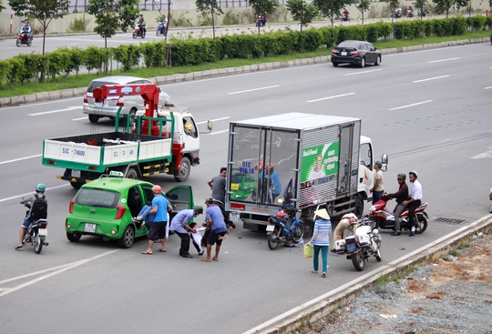 
Khoảng 10 phút sau, một tài xế taxi đã dừng xe cùng người dân đưa 2 nạn nhân đi cấp cứu.
