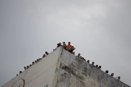 
Mặc dù bị cấm nhưng nhiều người vẫn leo lên tầng thượng của tòa nhà cao tầng mong được nhìn thấy đoàn xe hộ tống tổng thống.
