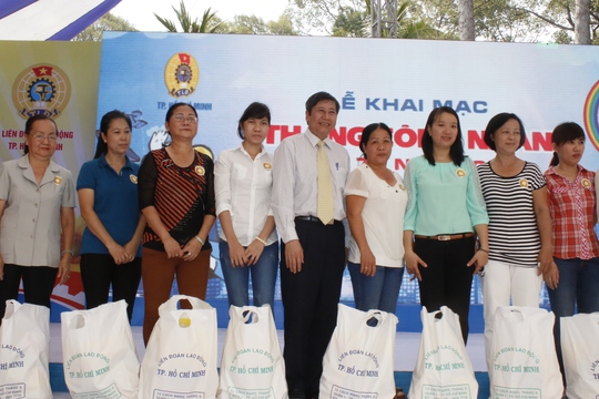 Lãnh đạo Tổng LĐLĐ Việt Nam trao quà cho công nhân khó khăn tại TP HCM trong Tháng Công nhân 2015