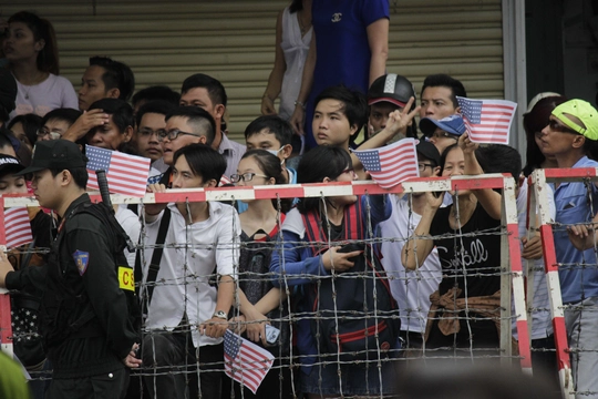 
Các bạn trẻ cũng chuẩn bị cờ Mỹ, nôn nóng chờ được thấy Tổng thống Obama.
