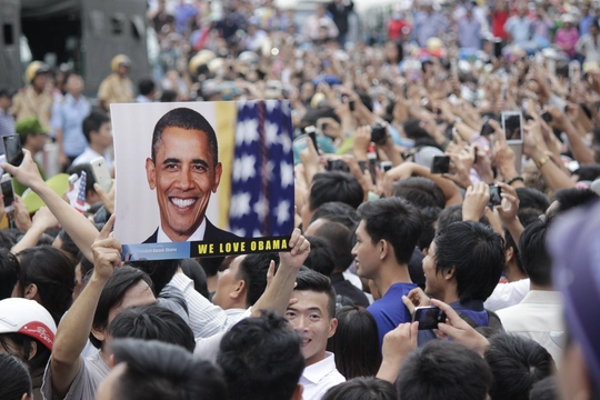 
Một tấm hình với dòng chữ: We love Obama được người dân giơ lên cao để thể hiện tình cảm với vị tổng thống này.
