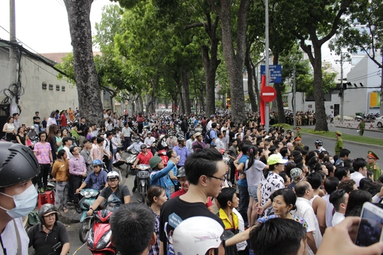 
Hàng ngàn người chờ đợi trước tòa nhà Dreamplex (quận 1) khiến đường Tôn Đức Thắng kẹt cứng hoàn toàn.

