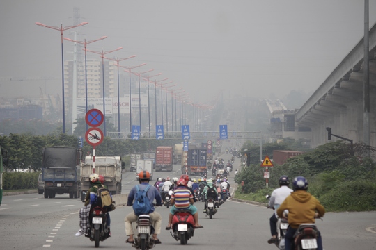 
Hơn 8 giờ sáng, người dân trong khu vực từ Suối Tiên (quận Thủ Đức) đến ngã tư MK (quận 9) vẫn không nhìn thấy mặt trời. Sương mù che phủ khiến tầm nhìn xa của người đi xe hết sức hạn chế.
