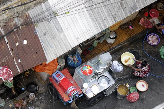 
Người dân sống ở chung cư Cô Giang sinh hoạt và buôn bán quanh khu vực dưới chung cư.
