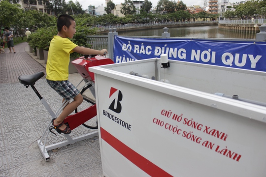
Đây là những chiếc xe đạp giúp người dân tập thể dục kết hợp lọc sạch nước từ dòng kênh Nhiêu Lộc - Thị Nghè. Những chiếc máy này được lắp đặt trong chiến dịch Giữ hồ sông xanh cho cuộc sống an lành. Trước đó, tại hồ Gươm (Hà Nội) cũng lắp đặt loại máy tương tự.
