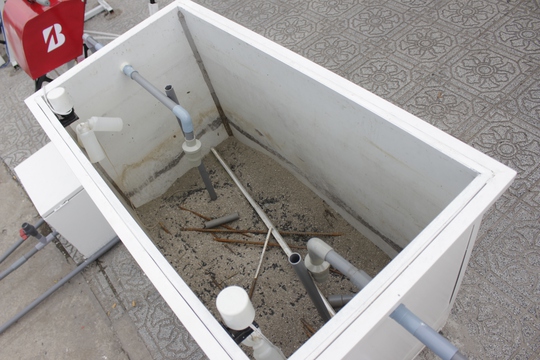 
Bể lọc là một chiếc bể lớn chứa cát, sỏi đá có công dụng lọc sạch nước được đưa từ kênh Nhiêu Lộc - Thị Nghè lên, trước khi trả về lòng kênh.
