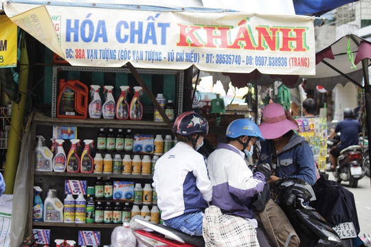 
Xung quanh khu vực chợ Kim Biên có cả trăm kho chứa, cơ sở buôn bán các loại hóa chất, từ phụ gia công nghiệp, hương liệu thực phẩm đến các hóa chất độc hại đều có đủ.
