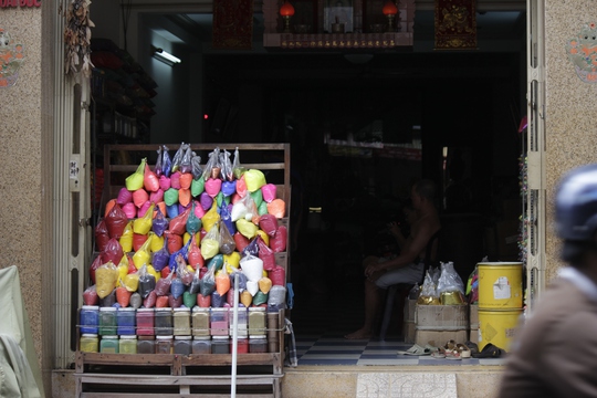 
Nhiều hộ gia đình sinh sống quanh khu vực chợ Kim Biên cũng tranh thủ nhập hóa chất từ các cửa hàng lớn về bán lẻ ngay trước cửa nhà để kiếm thêm thu nhập.
