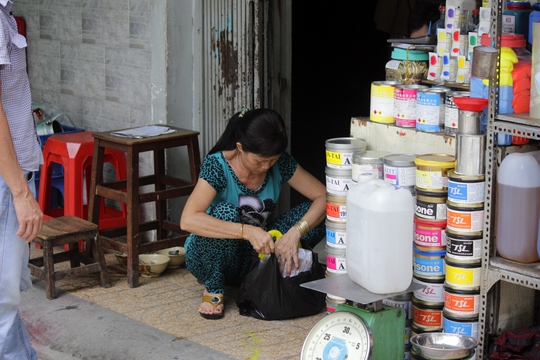 
Những địa điểm mới được lựa chọn để di dời chợ hóa chất Kim Biên có thể là quận Bình Tân, huyện Bình Chánh, vì đáp ứng được yêu cầu về mặt bằng, phù hợp kinh doanh, xa dân cư, dễ quản lý. Tuy nhiên, có nhiều chuyên gia cho rẳng chỉ dời chợ hóa chất ra xa thì chưa giải quyết được vấn đề, điều quan trọng là phải quản lý được việc buôn bán hóa chất.
