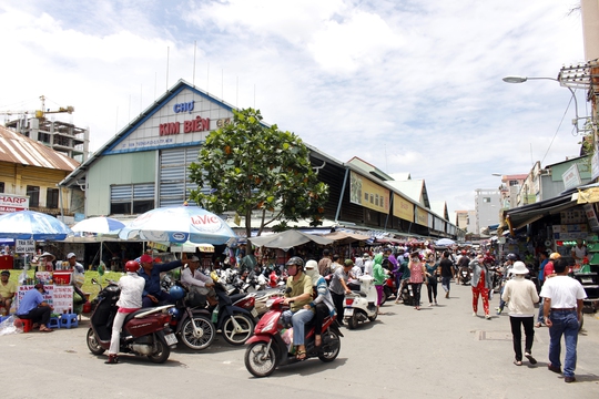 
Chợ Kim Biên tọa lạc ở phường 13, quận 5, nằm trong khu vực Chợ Lớn, tồn tại ở đây hơn 50 năm qua.
