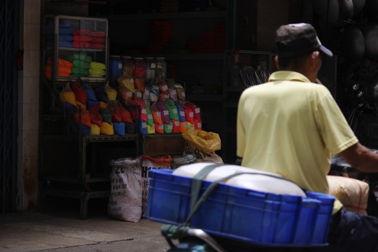 
Hiện tại, chợ hóa chất Kim Biên chưa được di dời, viêc mua bán hóa chất chưa được quản lý khiến nhiều người dân lo lắng.
