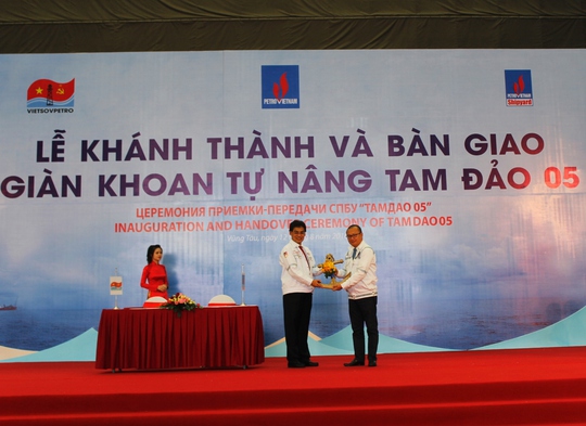 
Đại diện PV Shipyard ký kết bàn giao Giàn khoan với đại diện Liên doanh Việt - Nga Vietsovpetro
