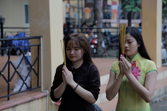 
Hoa (bìa phải) trong tà áo dài in hình hoa sen
