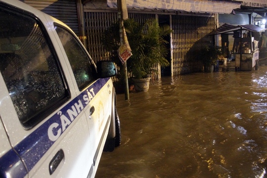 Nhận được tin báo của người dân, lực lượng chức năng phường Phước Long (quận 9, TP HCM) có mặt chắn xe trước những cống nước xoáy nguy hiểm và hướng dẫn người đi đường.
