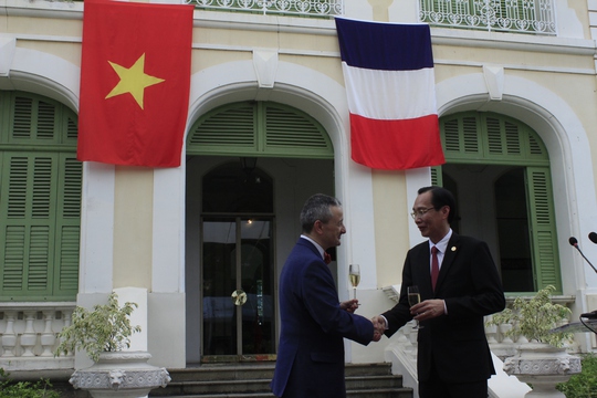 Tổng Lãnh sự Pháp tại TP HCM Emmanuel Ly Batallan (trái) và Phó Chủ tịch Ủy ba n Nhân dân TPHCM Lê Thanh Liêm nâng ly mừng lễ kỉ niệm 227 năm ngày Quốc khánh Pháp. Ảnh: Thu Hằng