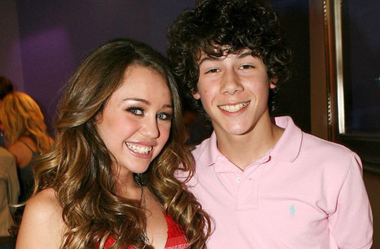 
Nick Jonas (phải) tiết lộ về nụ hôn đầu với nữ ca sĩ Miley Cyrus (trái) là một trải nghiệm khó quên. Ảnh:REX
