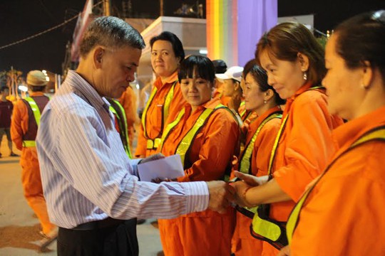Ông Lê Minh Yến, Chủ tịch LĐLĐ quận 9, TP HCM, tặng quà Tết cho công nhân làm ca đêm