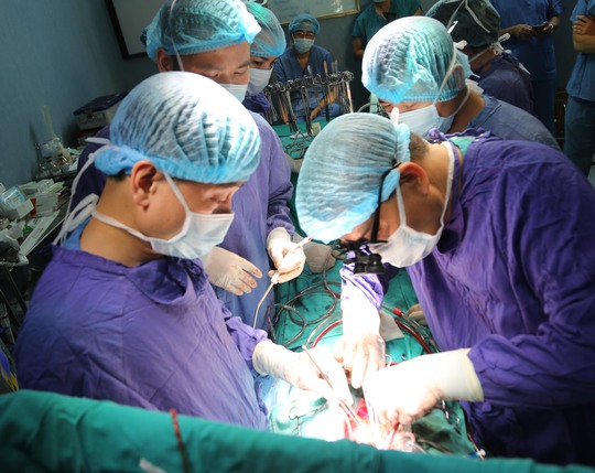 Các bác sĩ thực hiện 4 ca phẫu thuật từ một nam thanh niên hiến tạng
