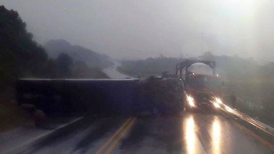 Hiện trường tai nạn khi chiếc xe khách giường nằm mới lật nghiêng, chắn ngang đường cao tốc