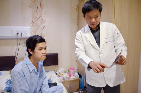 
Khi được bác sĩ Tú Dung tháo dải băng quấn ra, người thầy giáo trẻ cảm thấy tự tin với khuôn mặt mới.
