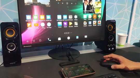 
Giao diện Android đa nhiệm từ màn hình MotoZ hiển thị trên màn hình máy tính lớn hơn thông qua cáp HDMI.
