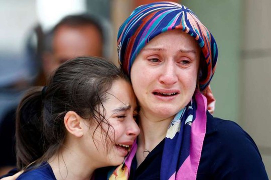 
Thân nhân của các nạn nhân than khóc bên ngoài một nhà xác ở TP Istanbul - Thổ Nhĩ Kỳ. Ảnh: REUTERS
