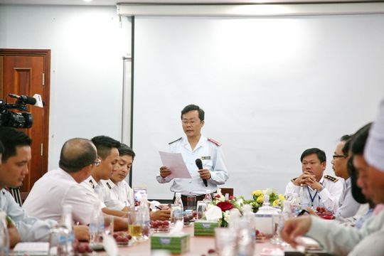 
Ông Nguyễn Văn Tiến công bố quyết định xử phạt hành chính, hủy lô heo
