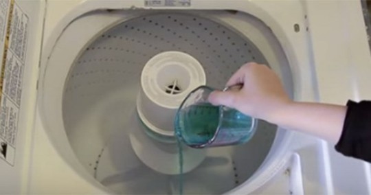 Dùng nước súc miệng thay nước giặt quần áo để tránh mùi ẩm mốc. Ảnh: Newsner