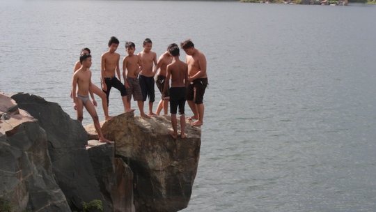 
Không chỉ có thanh niên, nhiều em nhỏ đang độ tuổi từ 10-16 tuổi cũng thường xuyên có mặt tại hồ Đá để bơi lội.
