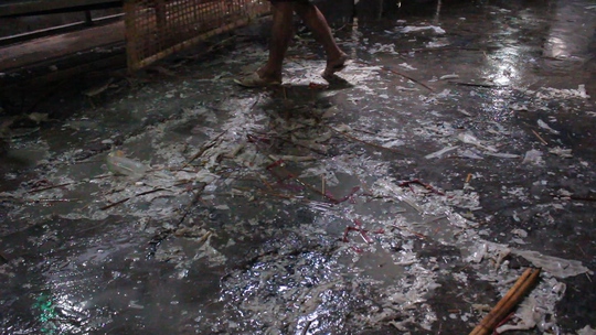 Bên trong cơ sở sặc mùi khó chịu, rác rưởi nước thải đọng đầy sàn nhà.
