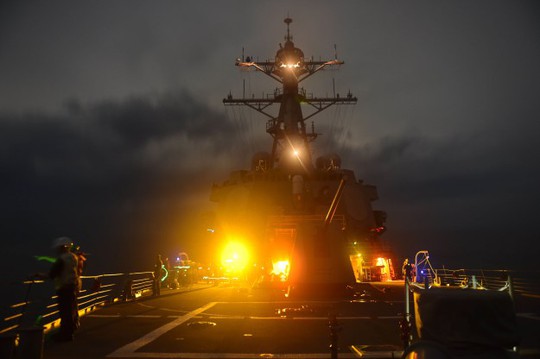 Tàu khu trục tên lửa USS Lassen của Mỹ diễn tập tại biển Đông vào ngày 28-9-2015. Ảnh: US Navy