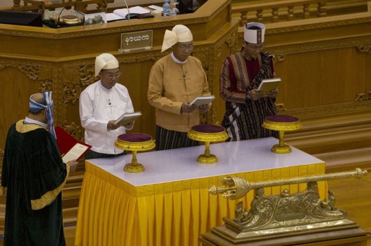 Ông Htin Kyaw (giữa) trong lễ tuyên thệ nhậm chức cùng 2 phó tổng thống. Ảnh: AP