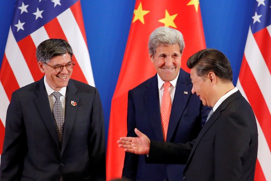 
Chủ tịchTập Cận Bình chào đón Ngoại trưởng John Kerry (giữa) và Bộ trưởng Tài chính Jack Lew của Mỹ hôm 6-6. Ảnh: Reuters
