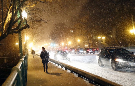 Tuyết rơi dày ở thủ đô Washington D.C tối 20-1. Ảnh: Reuters