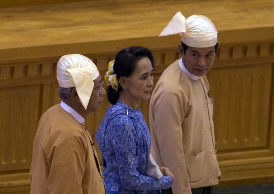 Ông Htin Kyaw (trái) và bà Suu Kyi (giữa) tại lễ nhậm chức. Ảnh: AP