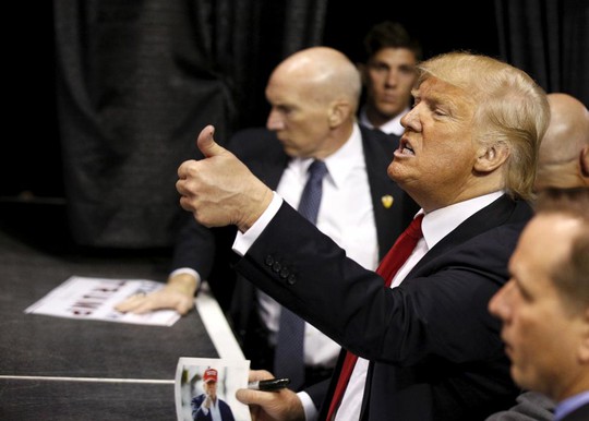 Tỉ phú Trump trong cuộc vận động tại bang Pennsylvania tối 26-4. Ảnh: Reuters